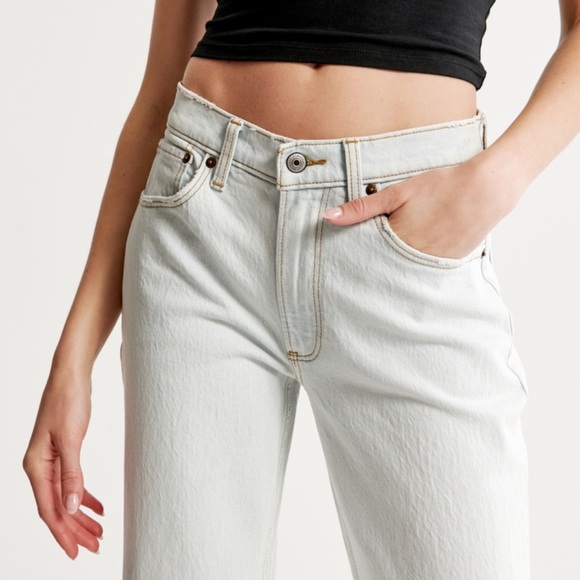 NWT Abercrombie Mid Rise Baggy Light Jeans destroyed size 26 - Picture 5 of 7